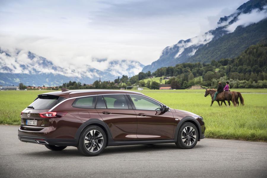  Opel Insignia Country Tourer Turbo D 4x4 Exclusive 2017 года  (фото 3 из 42)